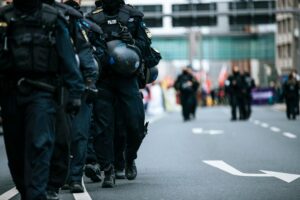 Polizeidurchsuchung beschädigt Mietwohnung – Wer zahlt den Schaden?